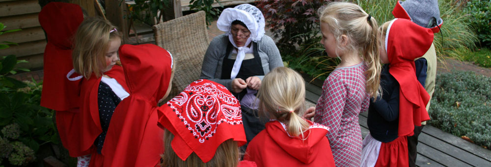 Het mandje is leeg Er was eens een heel lief meisje, waar iedereen dol op was. Maar degene die het meest van haar hield was haar oma! Op een dag gaf oma het lieve meisje, een klein kapje van rood fluweel. Het rode kapje stond het meisje zo goed, dat ze[...]